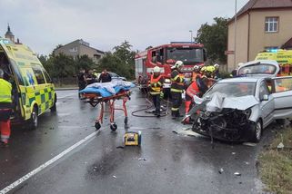 Tři zranění po střetu aut na Olomoucku, pro jednoho letěl vrtulník - Novinky